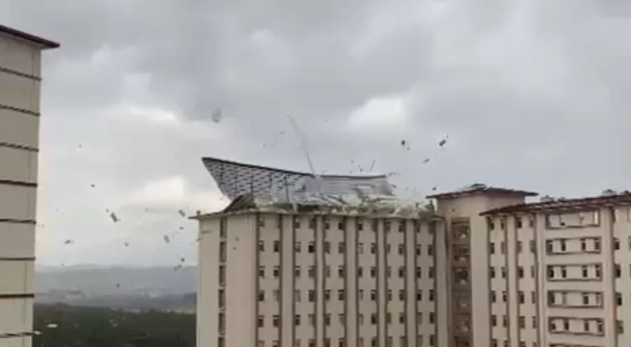 Bursa Uludağ Üniversitesi'nde yurdun çatısı uçtu, öğrencilere dışarı çıkılmaması uyarısı yapıldı