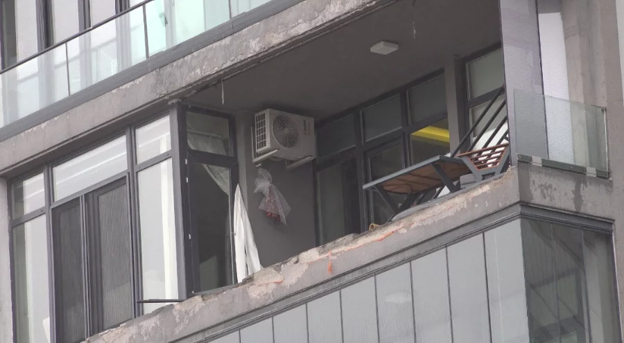 Bursa'da lüks sitenin cam balkonları lodosla beraber uçtu