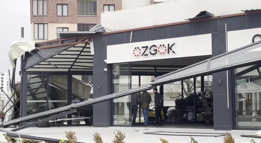 Bursa'da fırtına çatıları uçurdu, karavanları devirdi