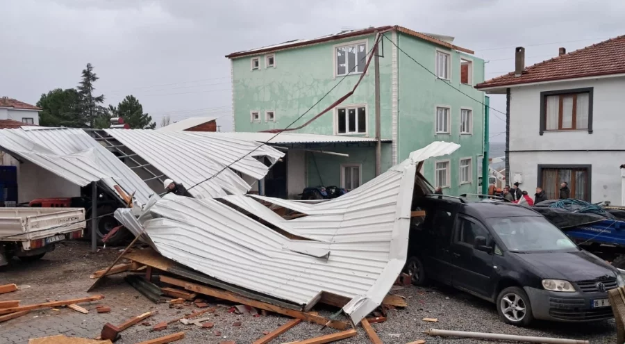 İznik'te şiddetli fırtına evin çatısını uçurdu