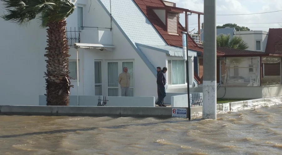 Deniz kabardı evler sular içinde kaldı