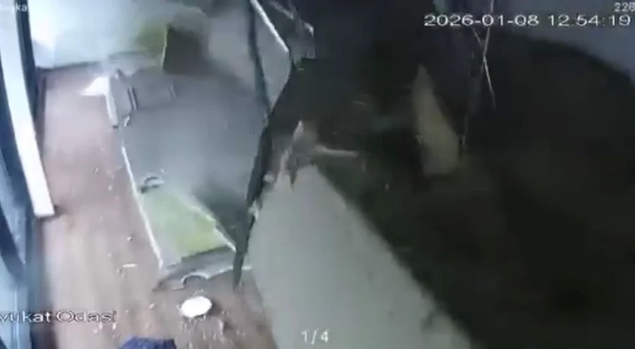 Bursa'da bir plazanın tavanı çöktü, facia kıl payı atlatıldı