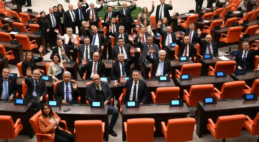 CHP'li milletvekillerinden TBMM'yi terk etmeme eylemi: 'Bugün de Meclis'i çalıştıramadılar, hepsi...