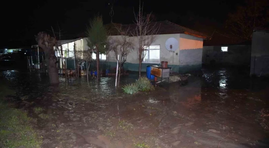 Edirne'de sağanak yağış, su baskınlarına neden oldu