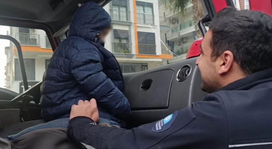 Küçük yaştaki çocuğu evde tek başına bıraktı