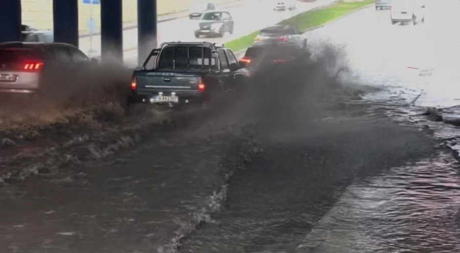 Bursa'da sağanak yağış caddeleri göle çevirdi!