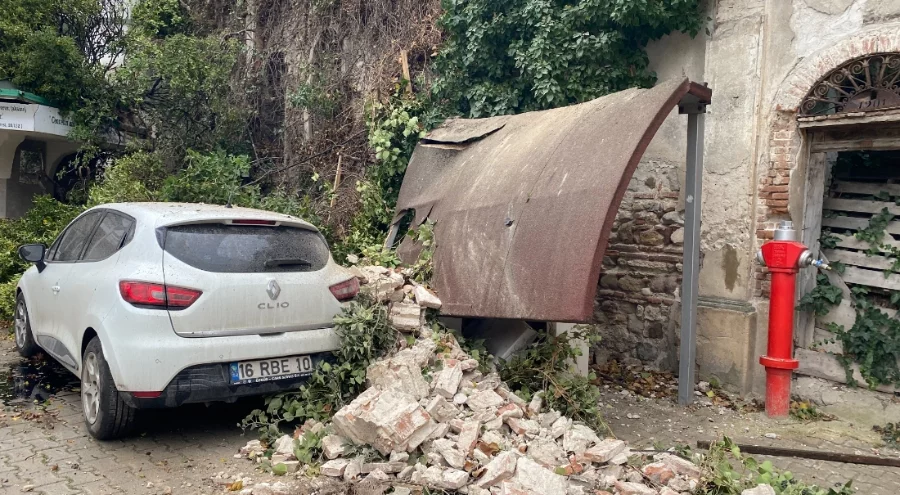 Bursa fırtına tarihi kiliseyi de vurdu