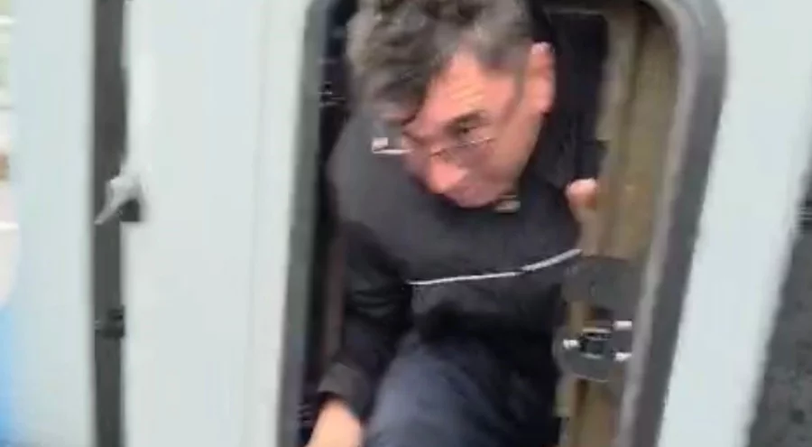 Bursa'da fırtına otobanda tırı devirdi, sürücü kendi imkanlarıyla çıktı