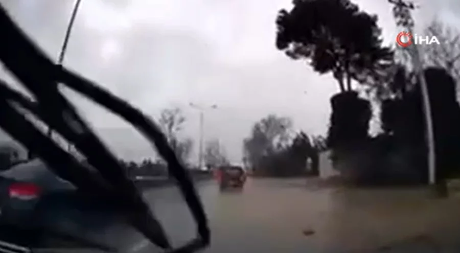 Bursa'da fırtınanın ağacı devirme anı kamerada