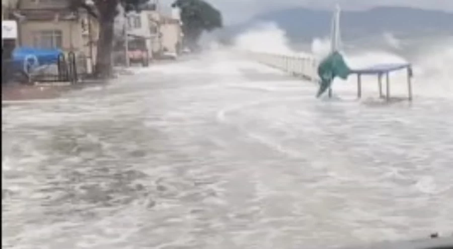 Bursa'da kara ile deniz birleşti, tekneler battı!