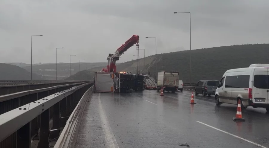 Kocaeli'de fırtına nedeniyle trafikteki 2 tır ve 1 kamyonet devrildi