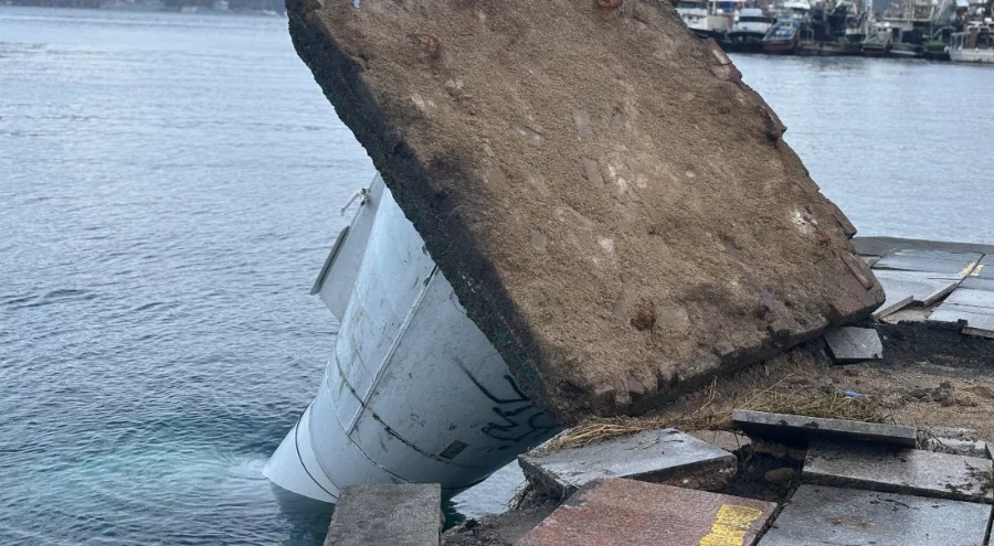 İstanbul Sarıyer'deki şiddetli fırtına deniz fenerini devirdi