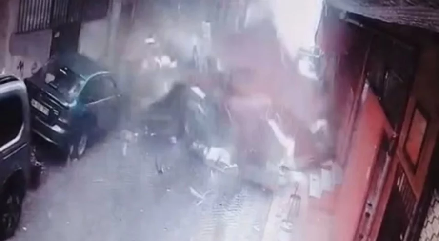 Beyoğlu'nda lodos paniği: Uçan çatı az daha can alıyordu, o anlar kamerada