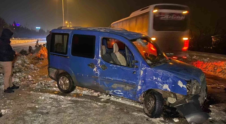 Otomobil direğe çarpıp karşı şeride geçti: 4 yaralı