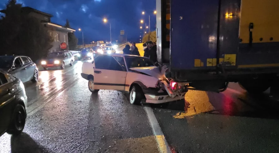 Bursa'da otomobilin tıra çarptığı kazada sürücü yaralandı