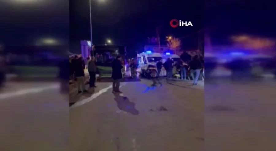Yolcu otobüsü ile otomobil çarpıştı: Yaralılar var