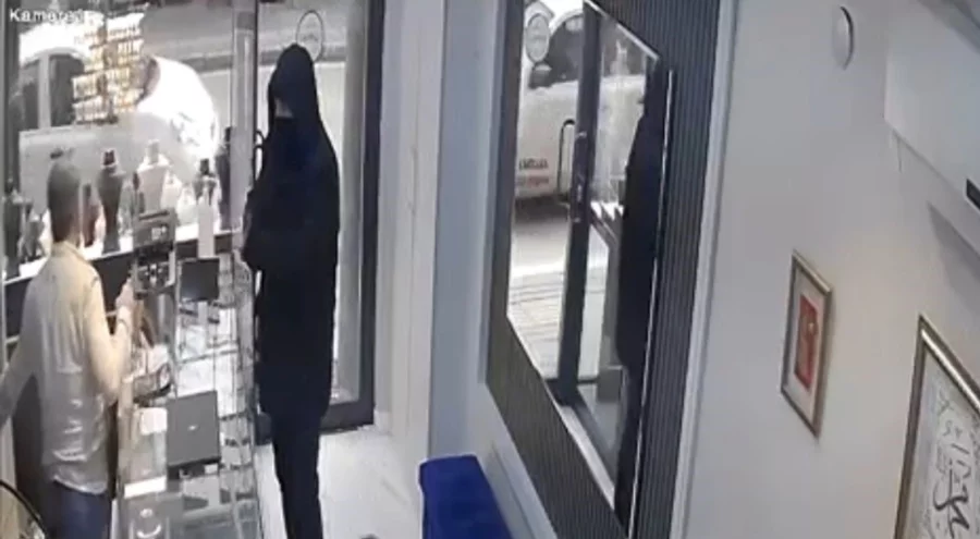 Bursa'da kuyumcuda amatör soygun girişimi! Silah çekti, panikleyip kaçtı