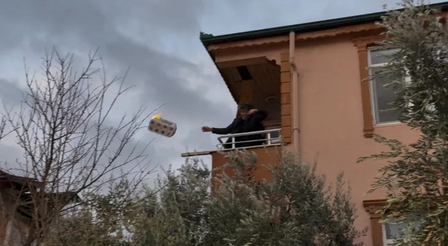 Bursa'da balkonda alevlerle mücadele! Sigara ağzında, yanan eşyaları aşağı attı