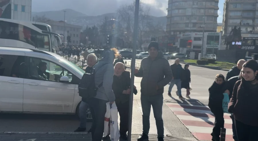 Şiddetli lodos Bursa'yı savurdu! Vatandaşlar trafik lambasına tutundu