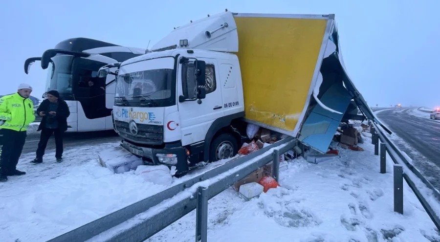 Kars'ta yolcu otobüsünün kamyona çarptığı kazada 9 kişi yaralandı