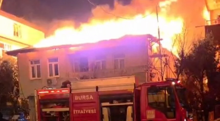 Bursa'da iki katlı evin çatısı cayır cayır yandı!