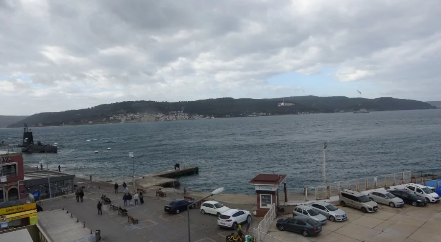 Çanakkale Boğazı fırtına nedeniyle trafiğe kapandı