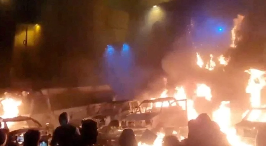 İran'da gösteriler 13'üncü gününde; cami ve belediye binası ateşe verildi