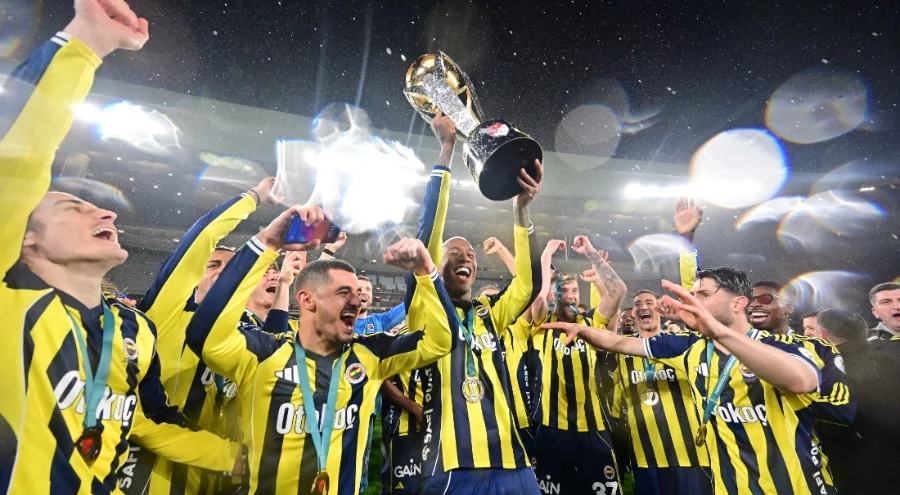 Fenerbahçe, Süper Kupa'yı kaldırdı
