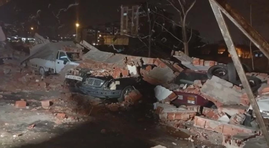 Bursa'da lodos duvarı devirdi: 10 araç hasar gördü