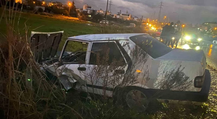 Antalya'da  iki otomobil çarpıştı: 1 kişi yaralandı