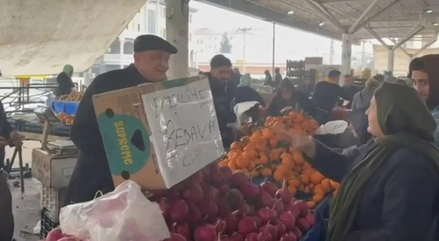 CHP'li vekil, emekliye turp dağıttı: "emeklilerin alışveriş yapabilecek durumları kalmamış"