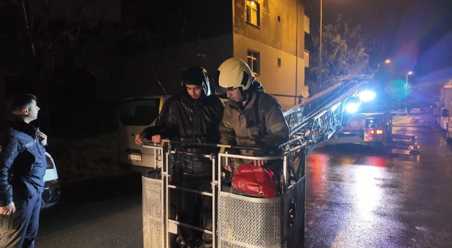 Sancaktepe'de kuş beslerken çatıda mahsur kalan 2 genç kurtarıldı
