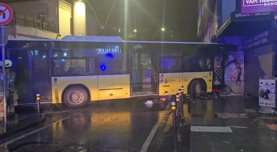 İstanbul Kartal'da İETT otobüsü binaya çarptı: 6 yaralı