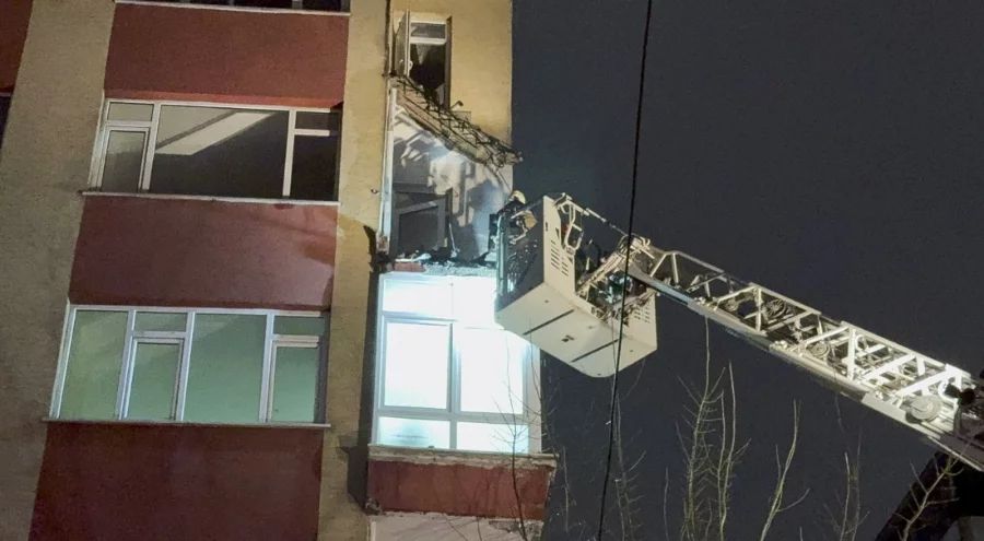 İstanbul'da 6 katlı binanın 2 balkonunda çökme meydana geldi