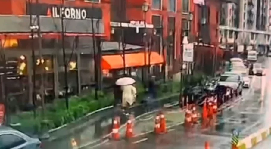 Şehir plancısı kadın fırtınada devrilen tabelanın altında kaldı!