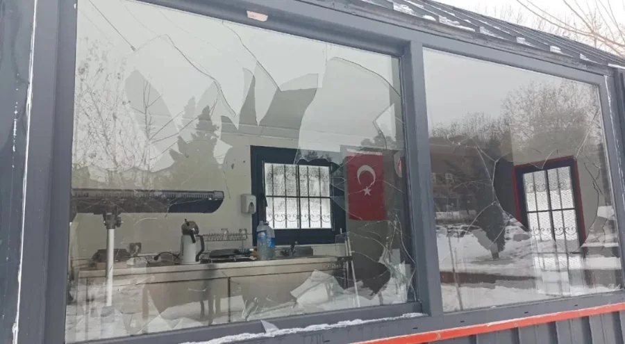 Diyarbakır Büyükşehir Belediyesi Zabıta Turizm Bürosu'na taşlı saldırı!