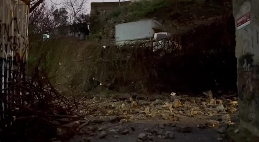 İstanbul Fatih'te boş bir arazideki istinat duvarı çöktü