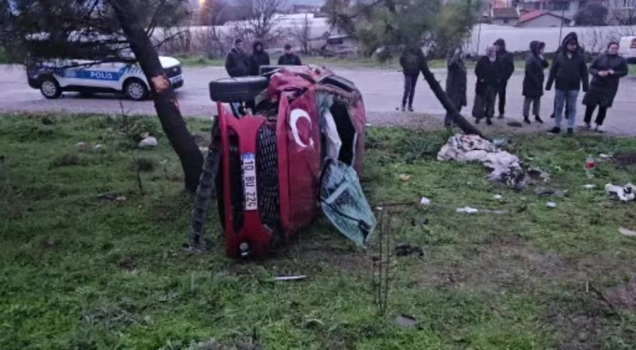 Balıkesir'de takla atan otomobil yan yattı: 2 yaralı