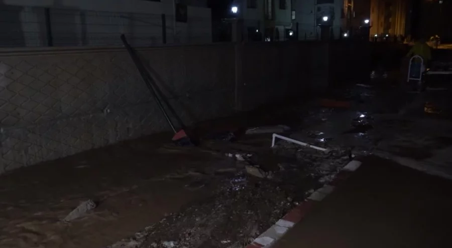 Adana'da sağanak nedeniyle bir siteyi su bastı, istinat duvarı çöktü