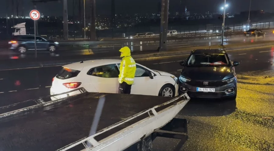 Beylikdüzü E-5'te iki araç çarpıştı: 1 kişi yaralandı