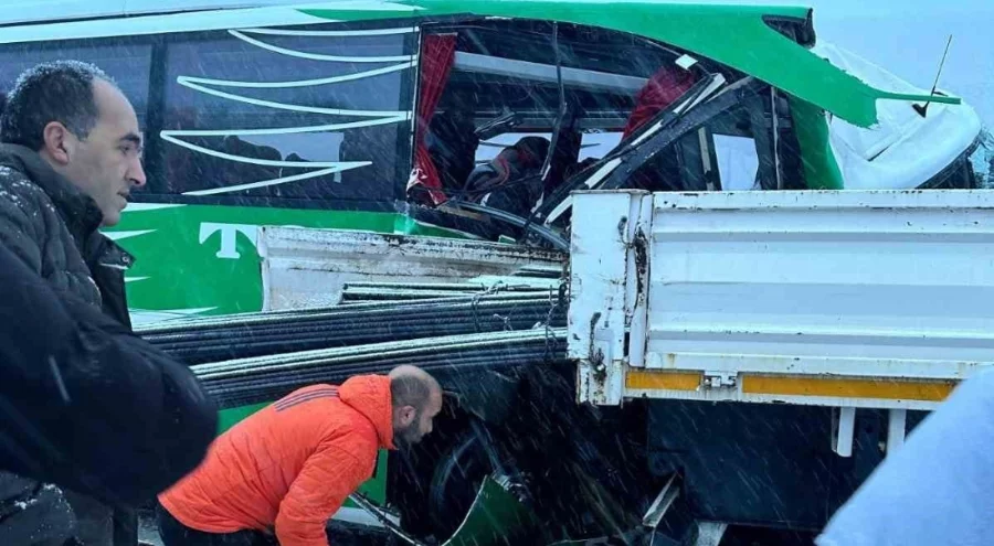 Karlı yolda kontrolden çıkan yolcu otobüsü tıra çarptı: 1'i ağır 12 yaralı