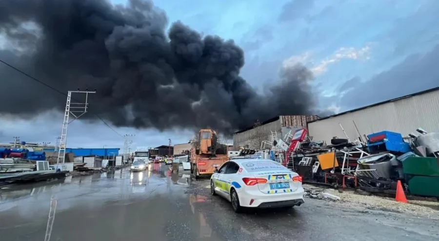 Geri dönüşüm tesisinde yangın! Dumanlar gökyüzünü kapladı