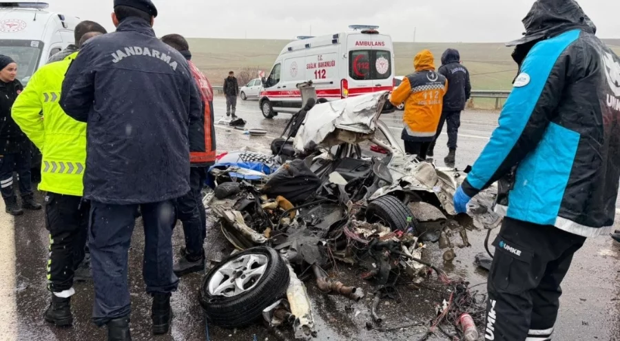 Otobüs otomobili kağıt gibi ezdi! Ölü ve yaralı var