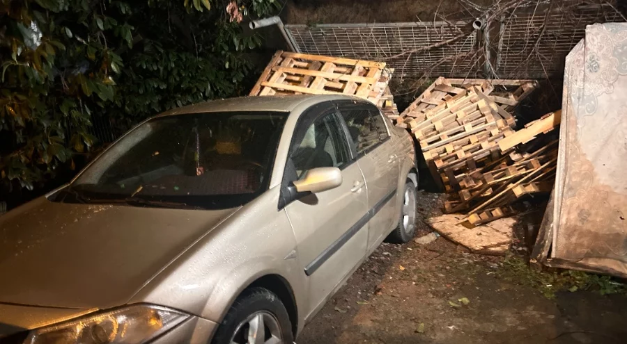 İstanbul Sultanbeyli'de istinat duvarı aracın üzerine çöktü