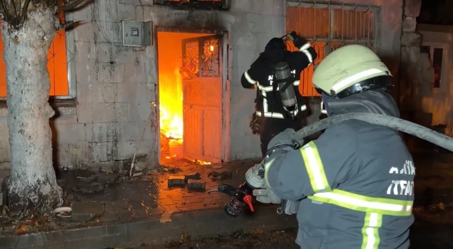 Yalnız yaşayan adamın yaktığı soba, metruk evi küle çevirdi