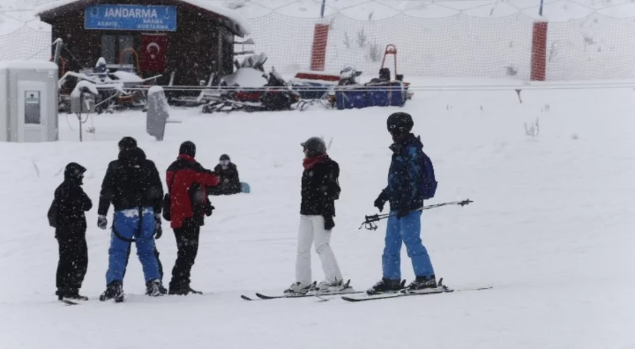 Uludağ buz kesti! Sıcaklık -9'a düştü, kar 1 metreye dayandı