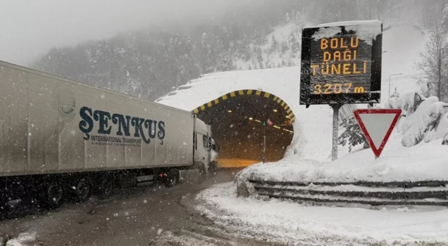 Bolu Dağı'nın Ankara istikameti kar nedeniyle ağır tonajlı araçların geçişine kapatıldı