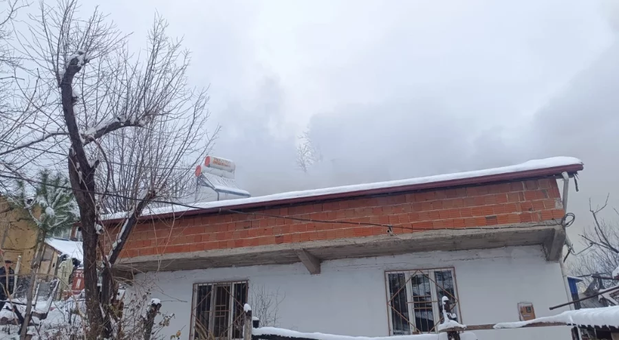 İnegöl'de tek katlı evin çatısı yandı