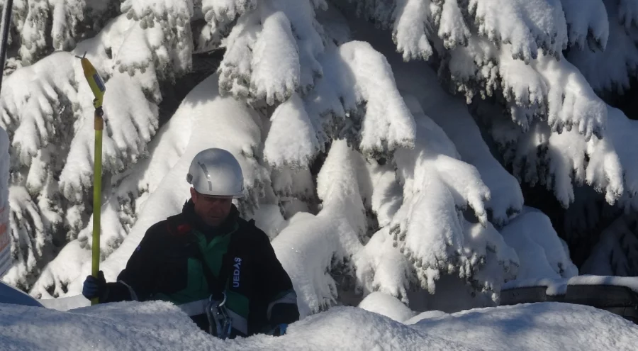 Uludağ'da beline kadar kara gömülen UEDAŞ ekiplerinin zorlu mesaisi