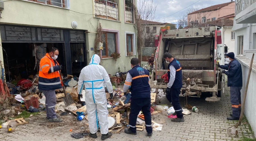 Görükle'de iki katlı evden 9 kamyon çöp çıktı